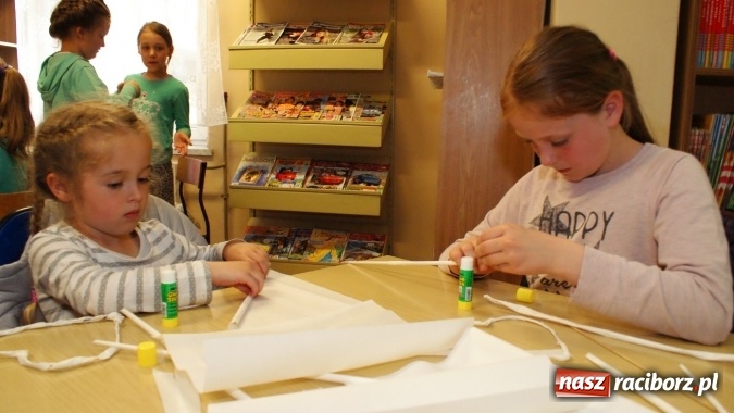 Zdjęcie w galerii na portalu naszraciborz.pl: Sutasz, papierowa wiklina i quilling, czyli inspirujące warsztaty w bibliotece  wiadomości z regionu