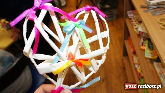 Zdjęcie w galerii na portalu naszraciborz.pl: Sutasz, papierowa wiklina i quilling, czyli inspirujące warsztaty w bibliotece  wiadomości z regionu