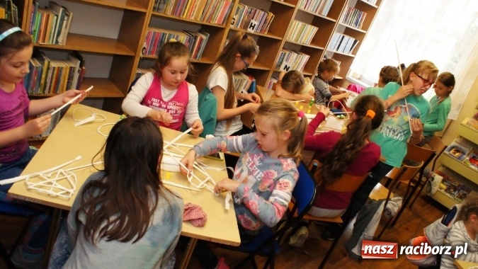 Zdjęcie w galerii na portalu naszraciborz.pl: Sutasz, papierowa wiklina i quilling, czyli inspirujące warsztaty w bibliotece  wiadomości z regionu