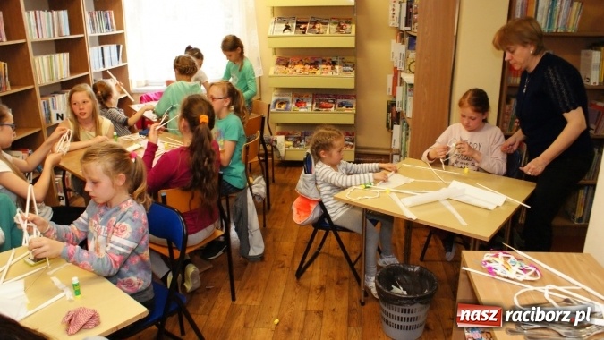 Zdjęcie w galerii na portalu naszraciborz.pl: Sutasz, papierowa wiklina i quilling, czyli inspirujące warsztaty w bibliotece  wiadomości z regionu