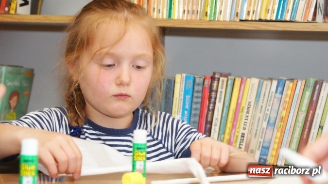 Zdjęcie w galerii na portalu naszraciborz.pl: Sutasz, papierowa wiklina i quilling, czyli inspirujące warsztaty w bibliotece  wiadomości z regionu