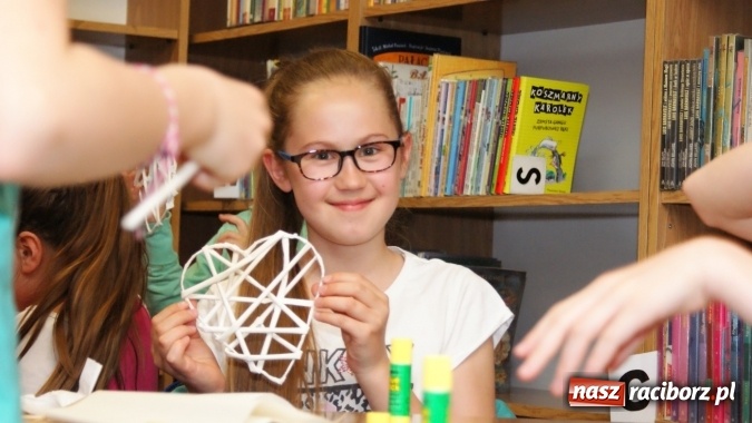 Zdjęcie w galerii na portalu naszraciborz.pl: Sutasz, papierowa wiklina i quilling, czyli inspirujące warsztaty w bibliotece  wiadomości z regionu