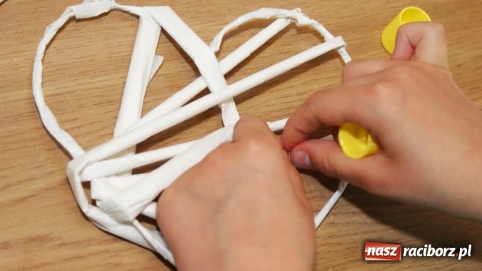 Zdjęcie w galerii na portalu naszraciborz.pl: Sutasz, papierowa wiklina i quilling, czyli inspirujące warsztaty w bibliotece  wiadomości z regionu