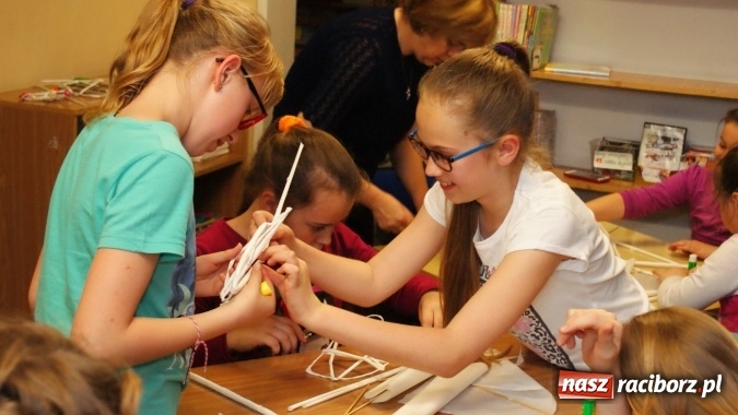 Zdjęcie w galerii na portalu naszraciborz.pl: Sutasz, papierowa wiklina i quilling, czyli inspirujące warsztaty w bibliotece  wiadomości z regionu