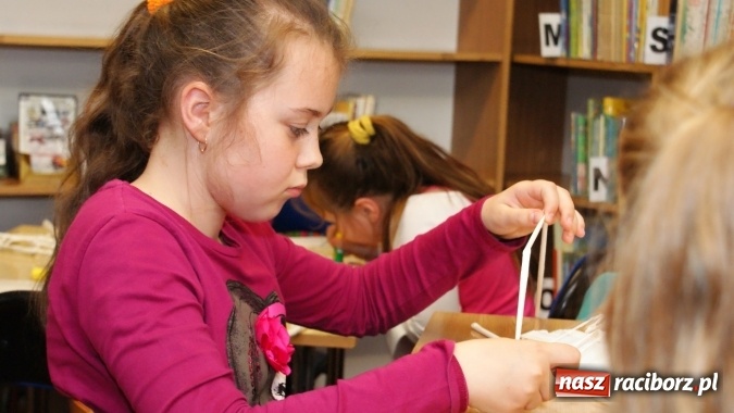 Zdjęcie w galerii na portalu naszraciborz.pl: Sutasz, papierowa wiklina i quilling, czyli inspirujące warsztaty w bibliotece  wiadomości z regionu