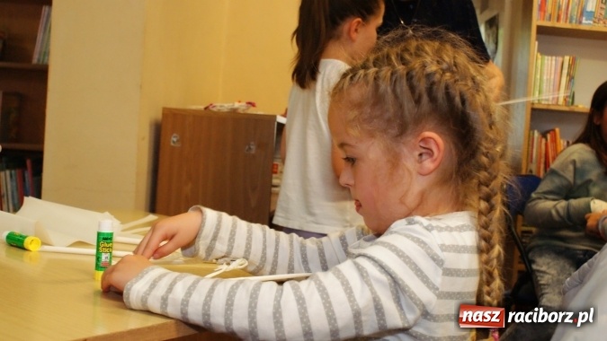 Zdjęcie w galerii na portalu naszraciborz.pl: Sutasz, papierowa wiklina i quilling, czyli inspirujące warsztaty w bibliotece  wiadomości z regionu