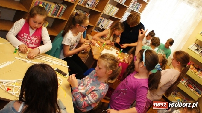 Zdjęcie w galerii na portalu naszraciborz.pl: Sutasz, papierowa wiklina i quilling, czyli inspirujące warsztaty w bibliotece  wiadomości z regionu
