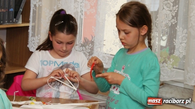 Zdjęcie w galerii na portalu naszraciborz.pl: Sutasz, papierowa wiklina i quilling, czyli inspirujące warsztaty w bibliotece  wiadomości z regionu