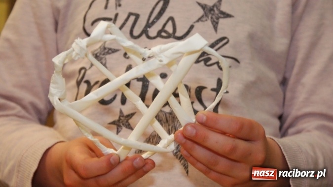 Zdjęcie w galerii na portalu naszraciborz.pl: Sutasz, papierowa wiklina i quilling, czyli inspirujące warsztaty w bibliotece  wiadomości z regionu