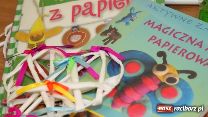 Zdjęcie w galerii na portalu naszraciborz.pl: Sutasz, papierowa wiklina i quilling, czyli inspirujące warsztaty w bibliotece  wiadomości z regionu