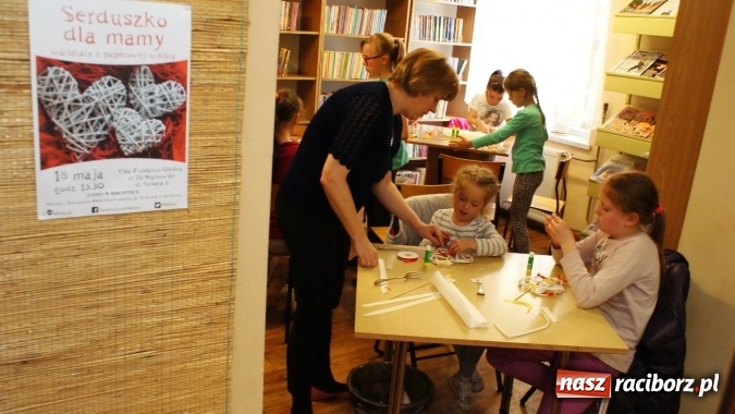 Zdjęcie w galerii na portalu naszraciborz.pl: Sutasz, papierowa wiklina i quilling, czyli inspirujące warsztaty w bibliotece  wiadomości z regionu