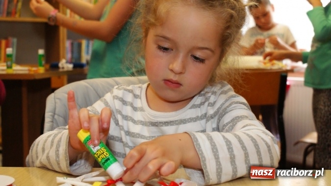 Zdjęcie w galerii na portalu naszraciborz.pl: Sutasz, papierowa wiklina i quilling, czyli inspirujące warsztaty w bibliotece  wiadomości z regionu
