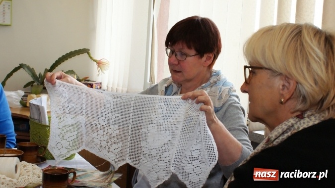 Zdjęcie w galerii na portalu naszraciborz.pl: Sutasz, papierowa wiklina i quilling, czyli inspirujące warsztaty w bibliotece  wiadomości z regionu