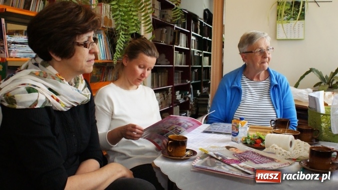 Zdjęcie w galerii na portalu naszraciborz.pl: Sutasz, papierowa wiklina i quilling, czyli inspirujące warsztaty w bibliotece  wiadomości z regionu