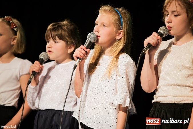 Zdjęcie w galerii na portalu naszraciborz.pl: IX Powiatowy Festiwal Twórczości Artystycznej - konkurs piosenki wiadomości z regionu