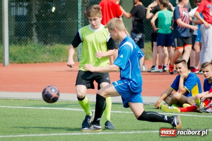 Zdjęcie w galerii na portalu naszraciborz.pl: Rejonowe finały piłki nożnej na orliku przy G1. Pietrowice Wielkie zwycięskie wiadomości z regionu