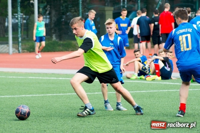 Zdjęcie w galerii na portalu naszraciborz.pl: Rejonowe finały piłki nożnej na orliku przy G1. Pietrowice Wielkie zwycięskie wiadomości z regionu
