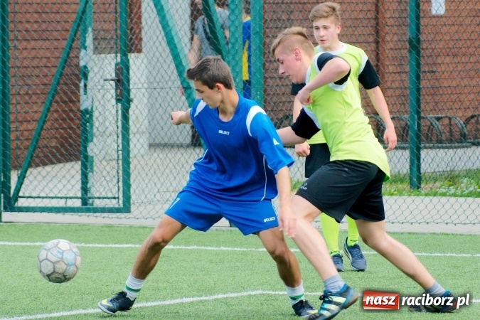 Zdjęcie w galerii na portalu naszraciborz.pl: Rejonowe finały piłki nożnej na orliku przy G1. Pietrowice Wielkie zwycięskie wiadomości z regionu