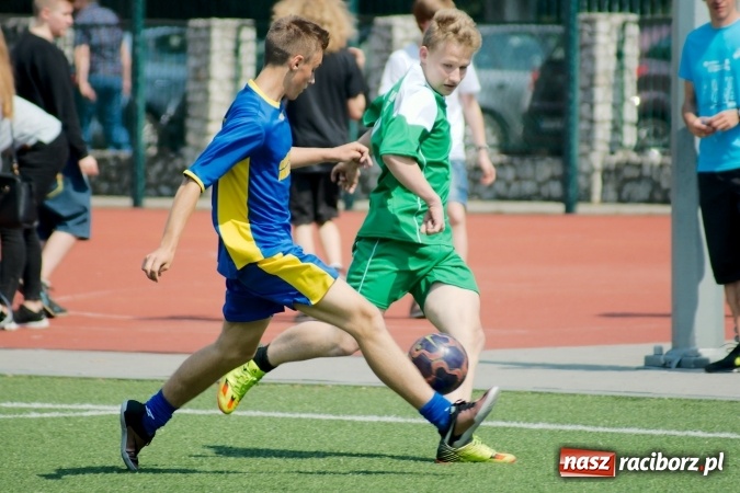 Zdjęcie w galerii na portalu naszraciborz.pl: Rejonowe finały piłki nożnej na orliku przy G1. Pietrowice Wielkie zwycięskie wiadomości z regionu