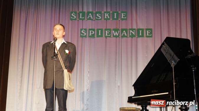 Zdjęcie w galerii na portalu naszraciborz.pl: Frelki z Gimnazjum nr 3 po raz drugi w finale Śląskiego Śpiewania wiadomości z regionu