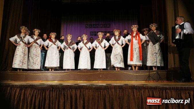Zdjęcie w galerii na portalu naszraciborz.pl: Frelki z Gimnazjum nr 3 po raz drugi w finale Śląskiego Śpiewania wiadomości z regionu