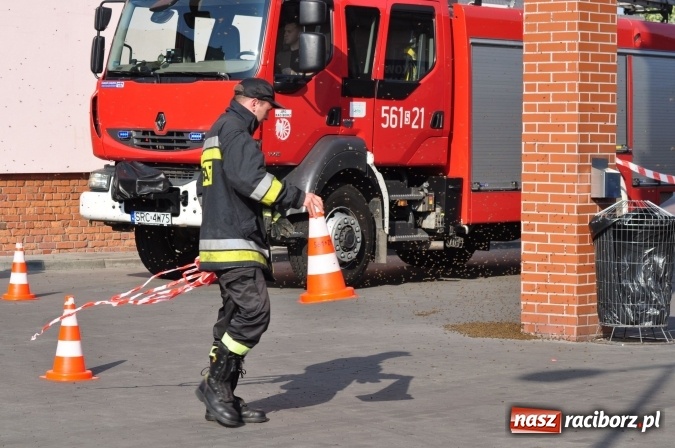 Zdjęcie w galerii na portalu naszraciborz.pl: Rój pszczół pod Lidlem. Interweniowała straż i... pszczelarz wiadomości z regionu