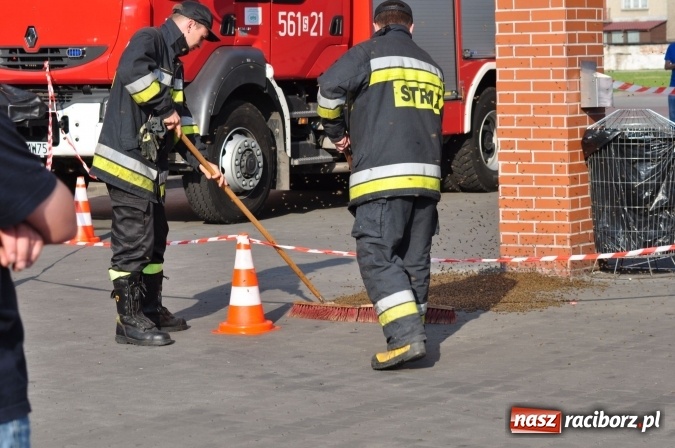 Zdjęcie w galerii na portalu naszraciborz.pl: Rój pszczół pod Lidlem. Interweniowała straż i... pszczelarz wiadomości z regionu
