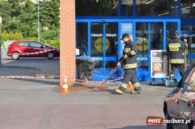 Zdjęcie w galerii na portalu naszraciborz.pl: Rój pszczół pod Lidlem. Interweniowała straż i... pszczelarz wiadomości z regionu