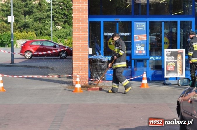 Zdjęcie w galerii na portalu naszraciborz.pl: Rój pszczół pod Lidlem. Interweniowała straż i... pszczelarz wiadomości z regionu