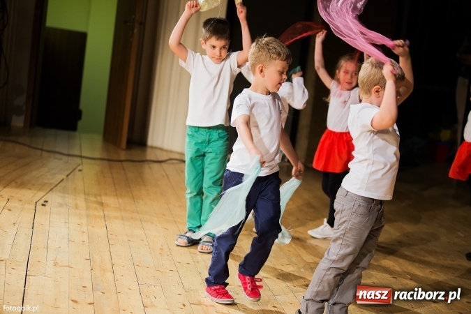 Zdjęcie w galerii na portalu naszraciborz.pl: Gala VIII Mini Festiwalu Przedszkolaków w Raciborskim Centrum Kultury wiadomości z regionu