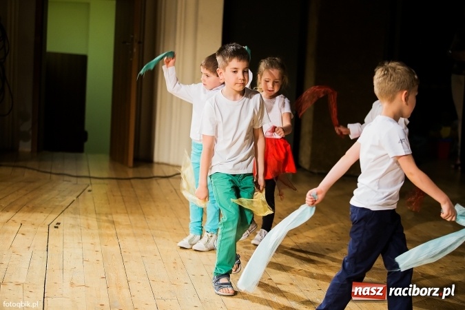 Zdjęcie w galerii na portalu naszraciborz.pl: Gala VIII Mini Festiwalu Przedszkolaków w Raciborskim Centrum Kultury wiadomości z regionu