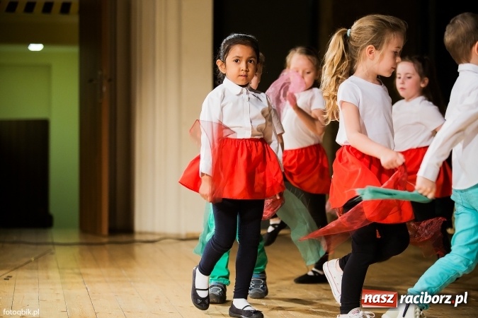 Zdjęcie w galerii na portalu naszraciborz.pl: Gala VIII Mini Festiwalu Przedszkolaków w Raciborskim Centrum Kultury wiadomości z regionu