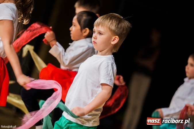Zdjęcie w galerii na portalu naszraciborz.pl: Gala VIII Mini Festiwalu Przedszkolaków w Raciborskim Centrum Kultury wiadomości z regionu