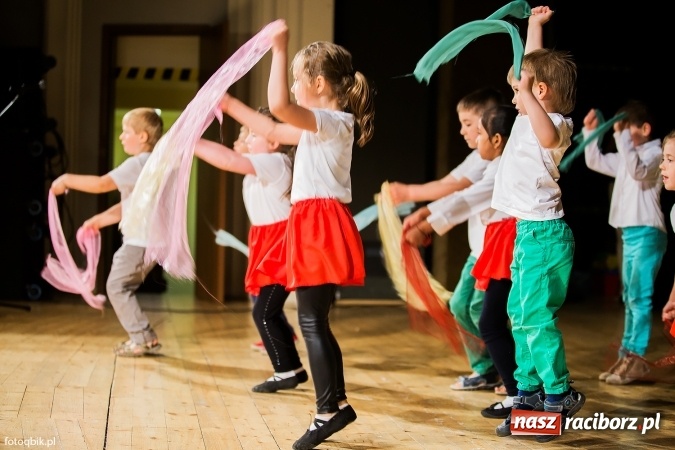 Zdjęcie w galerii na portalu naszraciborz.pl: Gala VIII Mini Festiwalu Przedszkolaków w Raciborskim Centrum Kultury wiadomości z regionu