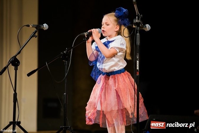 Zdjęcie w galerii na portalu naszraciborz.pl: Gala VIII Mini Festiwalu Przedszkolaków w Raciborskim Centrum Kultury wiadomości z regionu