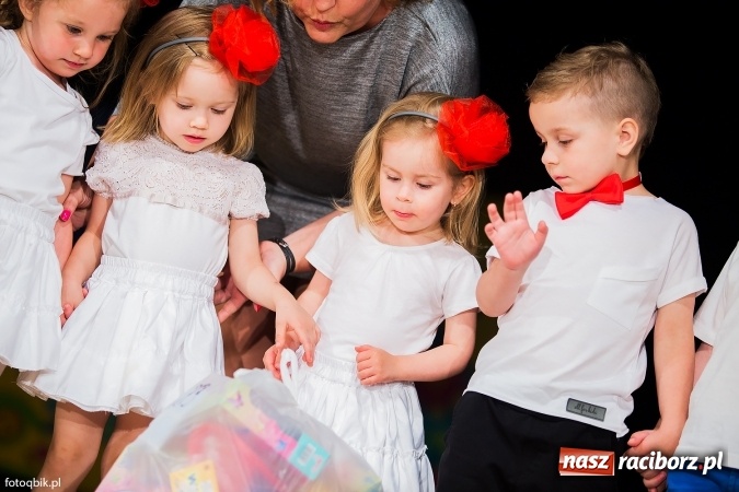 Zdjęcie w galerii na portalu naszraciborz.pl: Gala VIII Mini Festiwalu Przedszkolaków w Raciborskim Centrum Kultury wiadomości z regionu