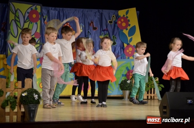 Zdjęcie w galerii na portalu naszraciborz.pl: Gala VIII Mini Festiwalu Przedszkolaków w Raciborskim Centrum Kultury wiadomości z regionu