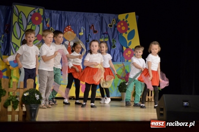Zdjęcie w galerii na portalu naszraciborz.pl: Gala VIII Mini Festiwalu Przedszkolaków w Raciborskim Centrum Kultury wiadomości z regionu