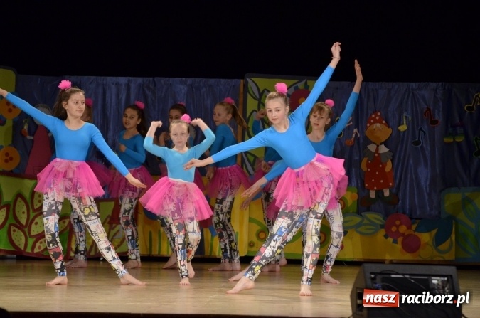 Zdjęcie w galerii na portalu naszraciborz.pl: Gala VIII Mini Festiwalu Przedszkolaków w Raciborskim Centrum Kultury wiadomości z regionu