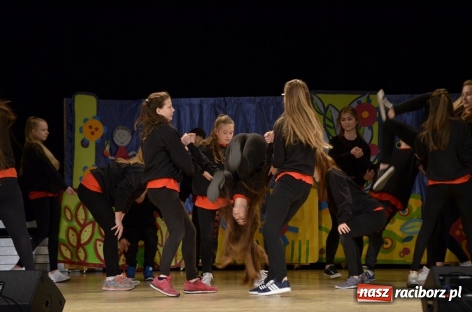 Zdjęcie w galerii na portalu naszraciborz.pl: Gala VIII Mini Festiwalu Przedszkolaków w Raciborskim Centrum Kultury wiadomości z regionu