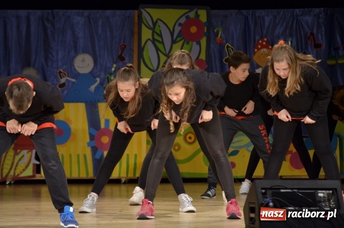 Zdjęcie w galerii na portalu naszraciborz.pl: Gala VIII Mini Festiwalu Przedszkolaków w Raciborskim Centrum Kultury wiadomości z regionu