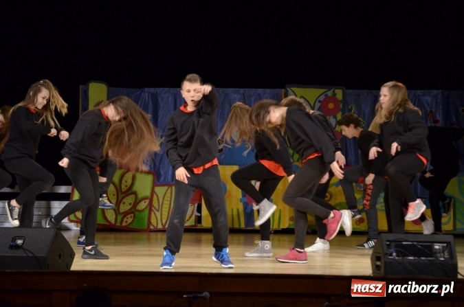 Zdjęcie w galerii na portalu naszraciborz.pl: Gala VIII Mini Festiwalu Przedszkolaków w Raciborskim Centrum Kultury wiadomości z regionu