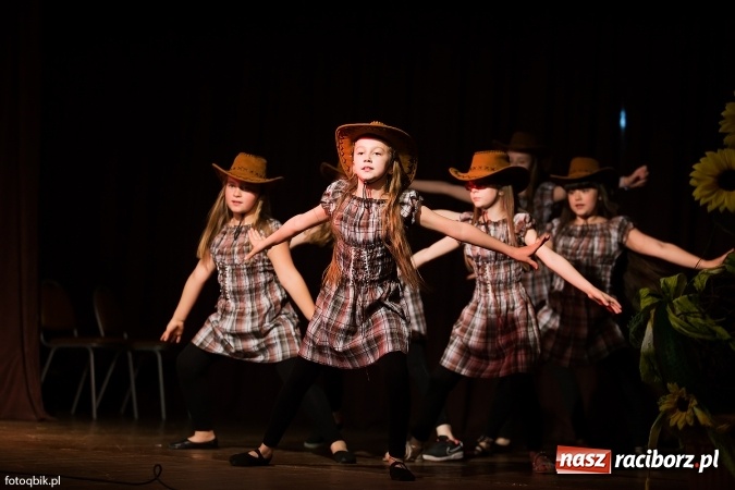 Zdjęcie w galerii na portalu naszraciborz.pl: Koncert Laureat&oacute;w XVI Gminnego Przeglądu Zespoł&oacute;w Artystycznych wiadomości z regionu