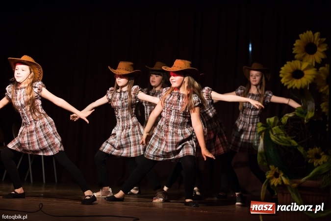 Zdjęcie w galerii na portalu naszraciborz.pl: Koncert Laureat&oacute;w XVI Gminnego Przeglądu Zespoł&oacute;w Artystycznych wiadomości z regionu