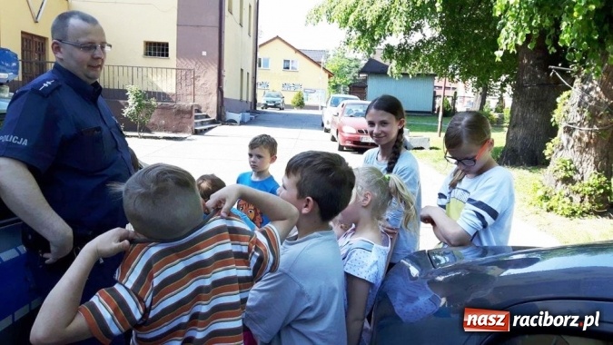Zdjęcie w galerii na portalu naszraciborz.pl: Policjanci na spotkaniu z młodzieżą w Kuźni Raciborskiej wiadomości z regionu