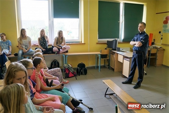 Zdjęcie w galerii na portalu naszraciborz.pl: Policjanci o narkotykach i dopalaczach z uczniami w Markowicach  wiadomości z regionu