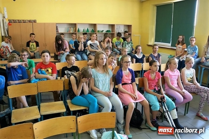 Zdjęcie w galerii na portalu naszraciborz.pl: Policjanci o narkotykach i dopalaczach z uczniami w Markowicach  wiadomości z regionu