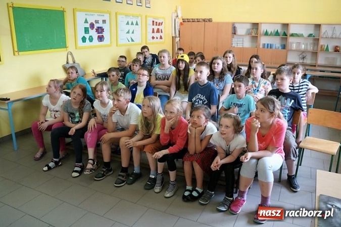 Zdjęcie w galerii na portalu naszraciborz.pl: Policjanci o narkotykach i dopalaczach z uczniami w Markowicach  wiadomości z regionu