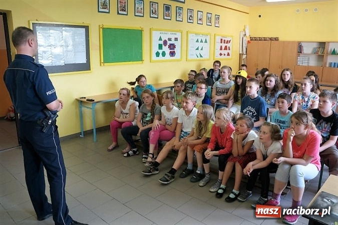 Zdjęcie w galerii na portalu naszraciborz.pl: Policjanci o narkotykach i dopalaczach z uczniami w Markowicach  wiadomości z regionu