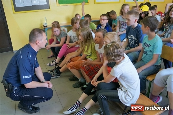 Zdjęcie w galerii na portalu naszraciborz.pl: Policjanci o narkotykach i dopalaczach z uczniami w Markowicach  wiadomości z regionu